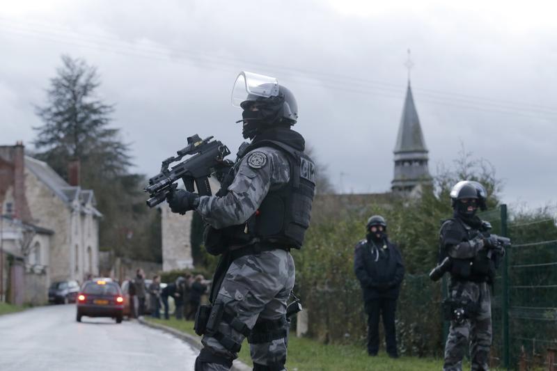 Brothers’ Past Draws Scrutiny as French Manhunt Enters Day 3